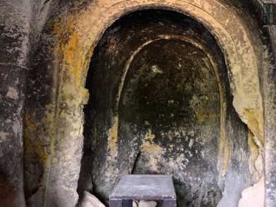 ...e da colonne con archi a ghiera che sorreggono il soffitto.